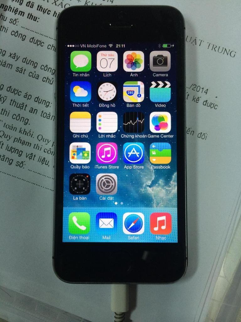 Cần bán 1 trong 2 em 5s trắng và xám quốc tế leng keng mới 99%  giá tốt