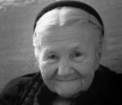 Historias del Holocausto: La niña de la cuchara de plata. Historias del Holocausto: La niña de la cuchara de plata.