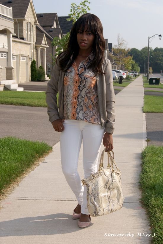 snake pattern blouse and white jeans 